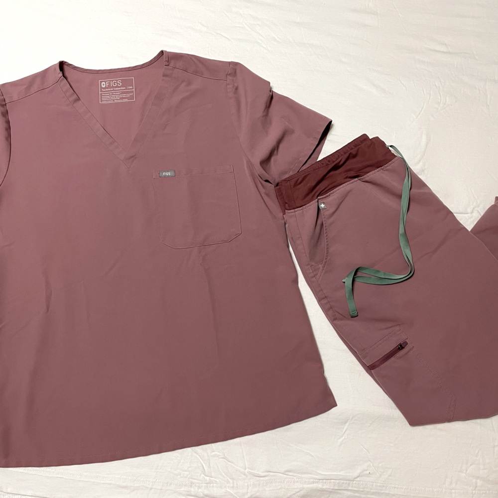 Figs scrub set (Catarina one-pocket top; Zamora joggers) in mauve